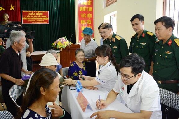 Lãnh đạo Bệnh viện Trung ương Quân đội 108 động viên người có công đến khám bệnh tại xã Thanh Thùy (Thanh Oai, Hà Nội).